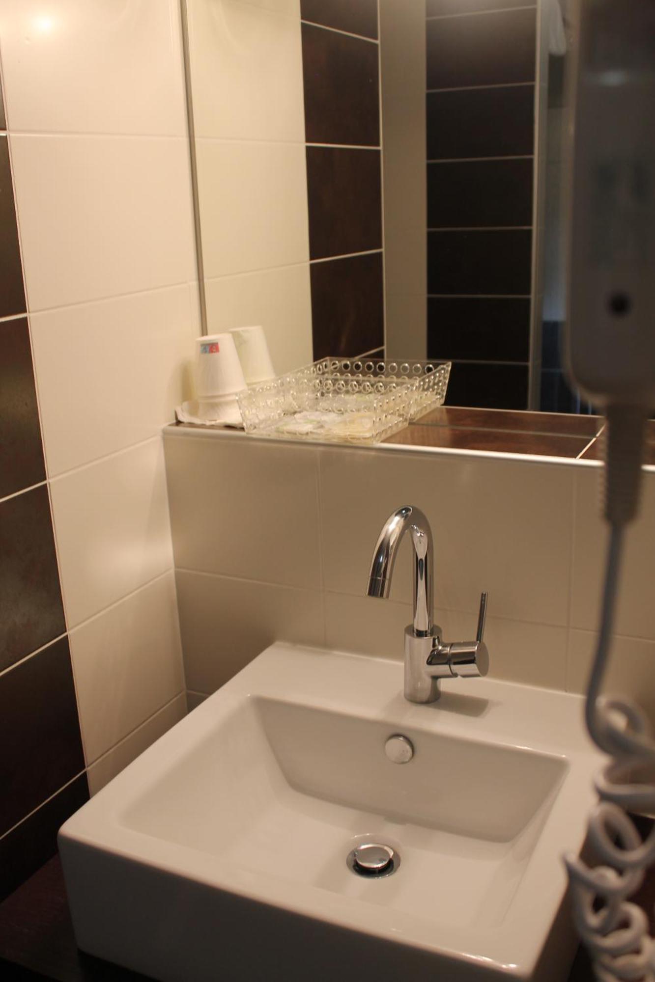 Logis Hotels- Auberge De La Tour - Hotel Et Restaurant Sauzet  Zewnętrze zdjęcie