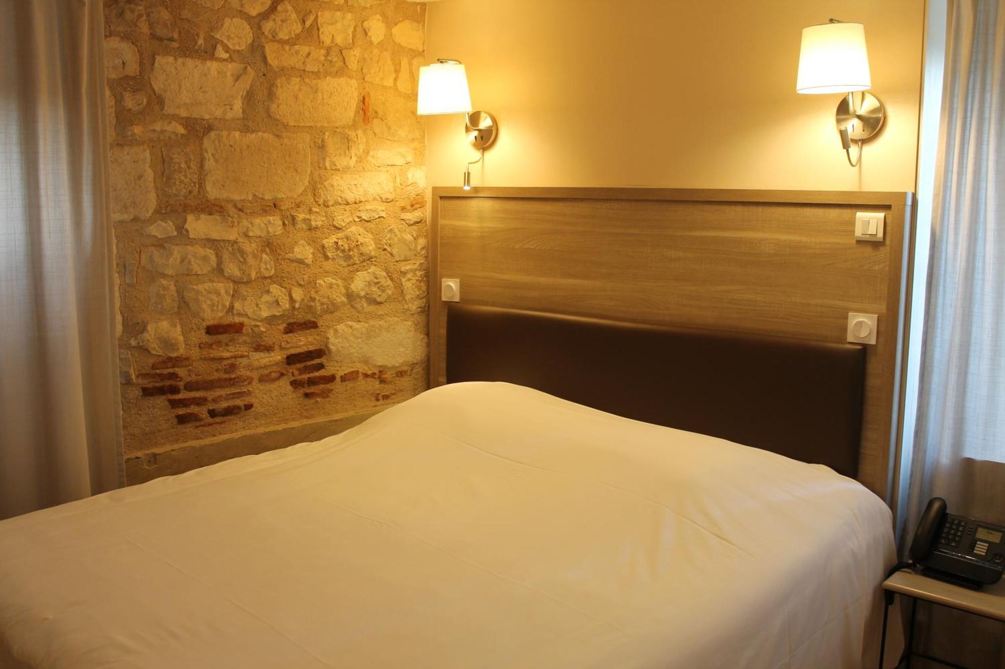 Logis Hotels- Auberge De La Tour - Hotel Et Restaurant Sauzet  Zewnętrze zdjęcie