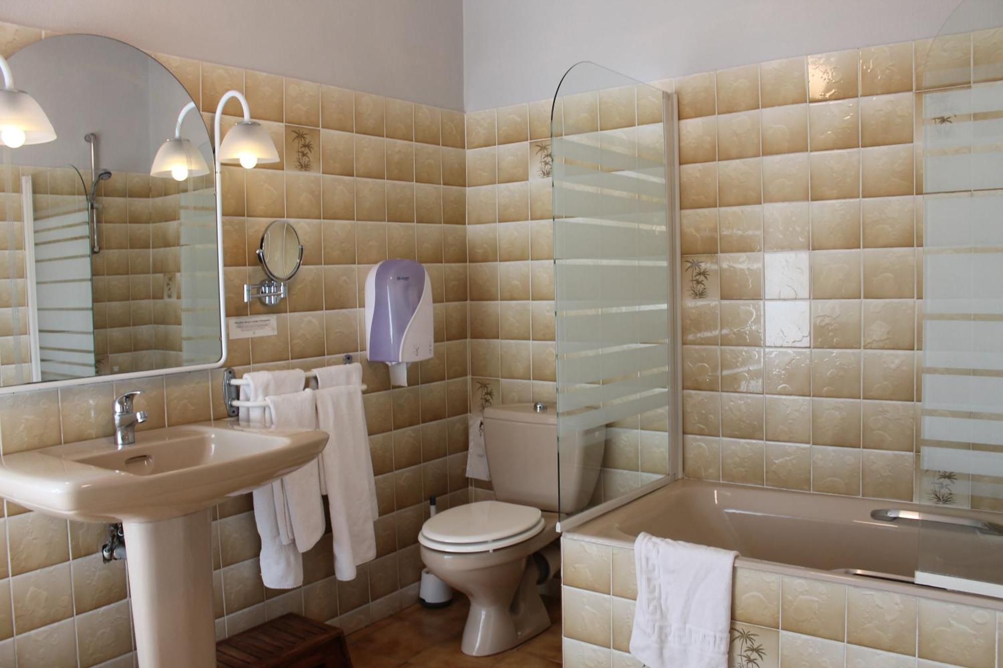 Logis Hotels- Auberge De La Tour - Hotel Et Restaurant Sauzet  Zewnętrze zdjęcie