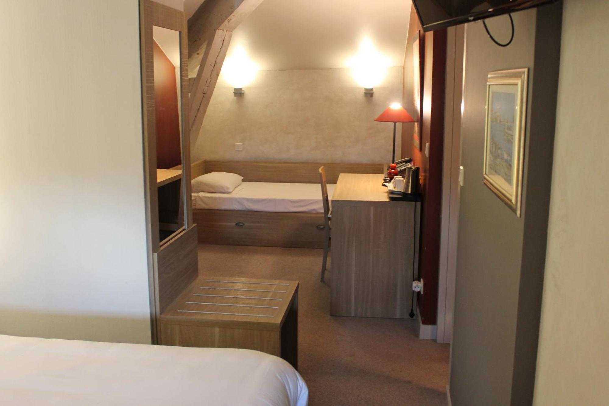 Logis Hotels- Auberge De La Tour - Hotel Et Restaurant Sauzet  Zewnętrze zdjęcie