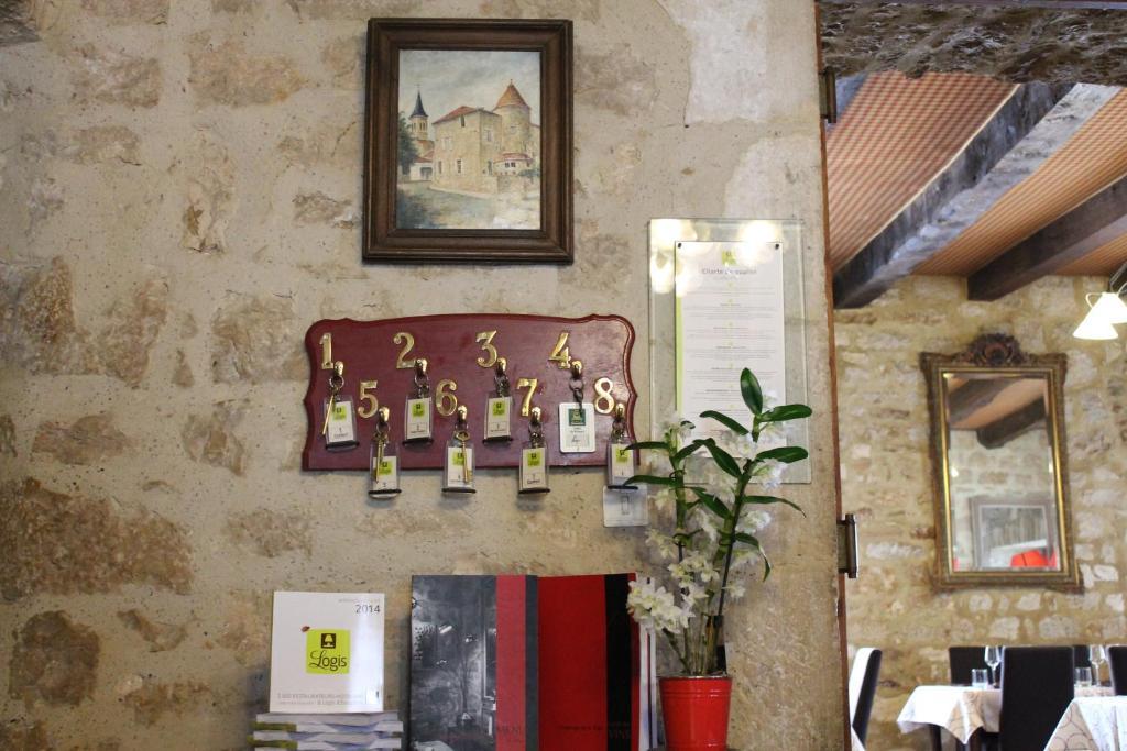 Logis Hotels- Auberge De La Tour - Hotel Et Restaurant Sauzet  Zewnętrze zdjęcie