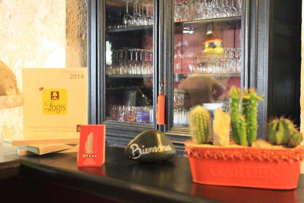 Logis Hotels- Auberge De La Tour - Hotel Et Restaurant Sauzet  Zewnętrze zdjęcie