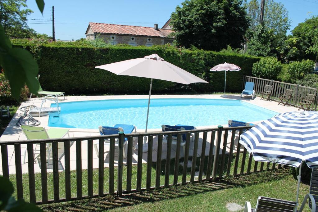 Logis Hotels- Auberge De La Tour - Hotel Et Restaurant Sauzet  Pokój zdjęcie